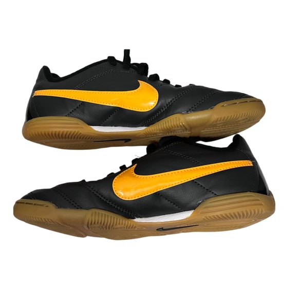 Nike Youth Indoor Soccer Shoes Black Orange Gum Sole Size 2Y - Picture 8 of 10